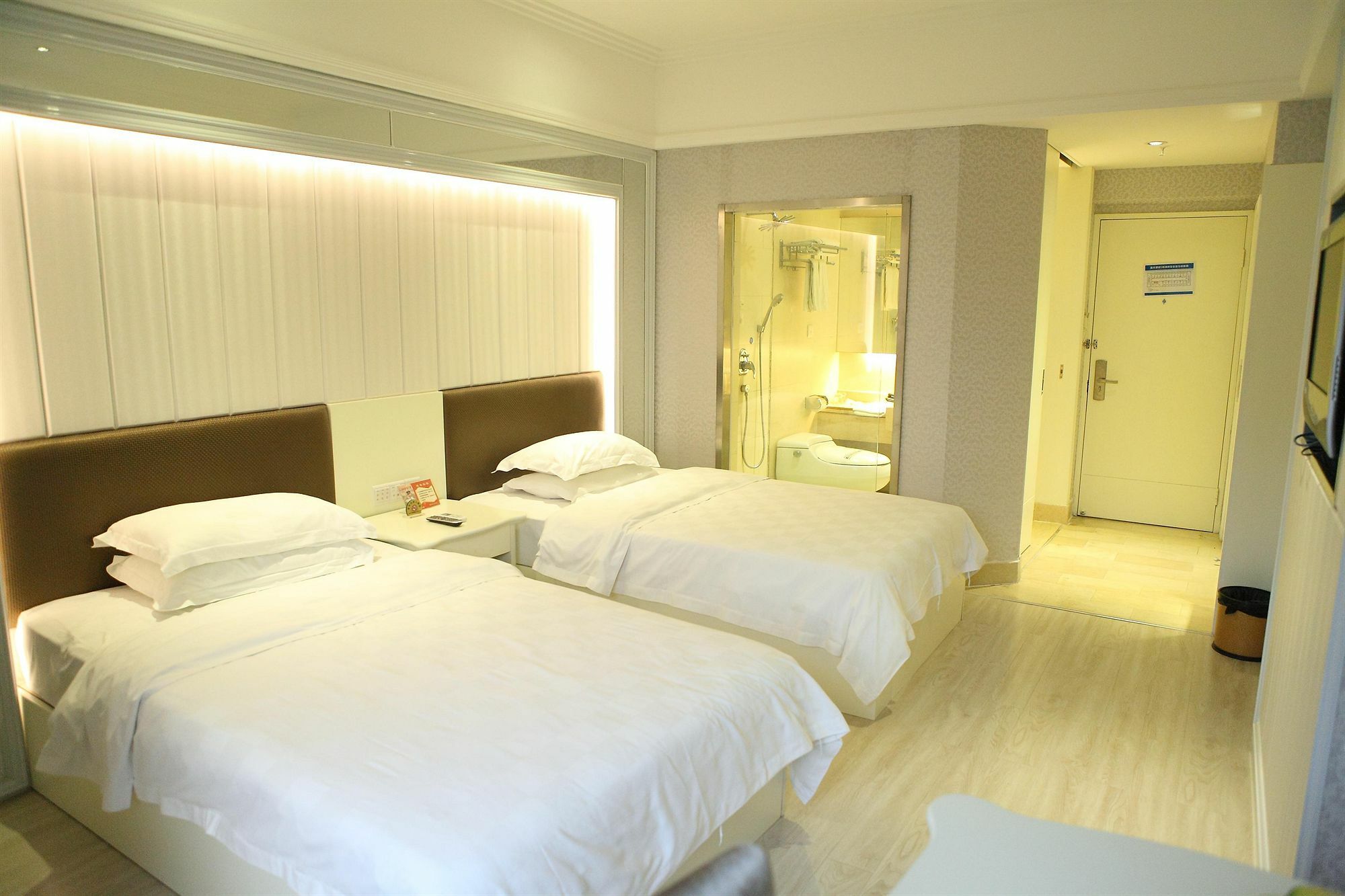 Bluesky Hotel Guangzhou Bagian luar foto
