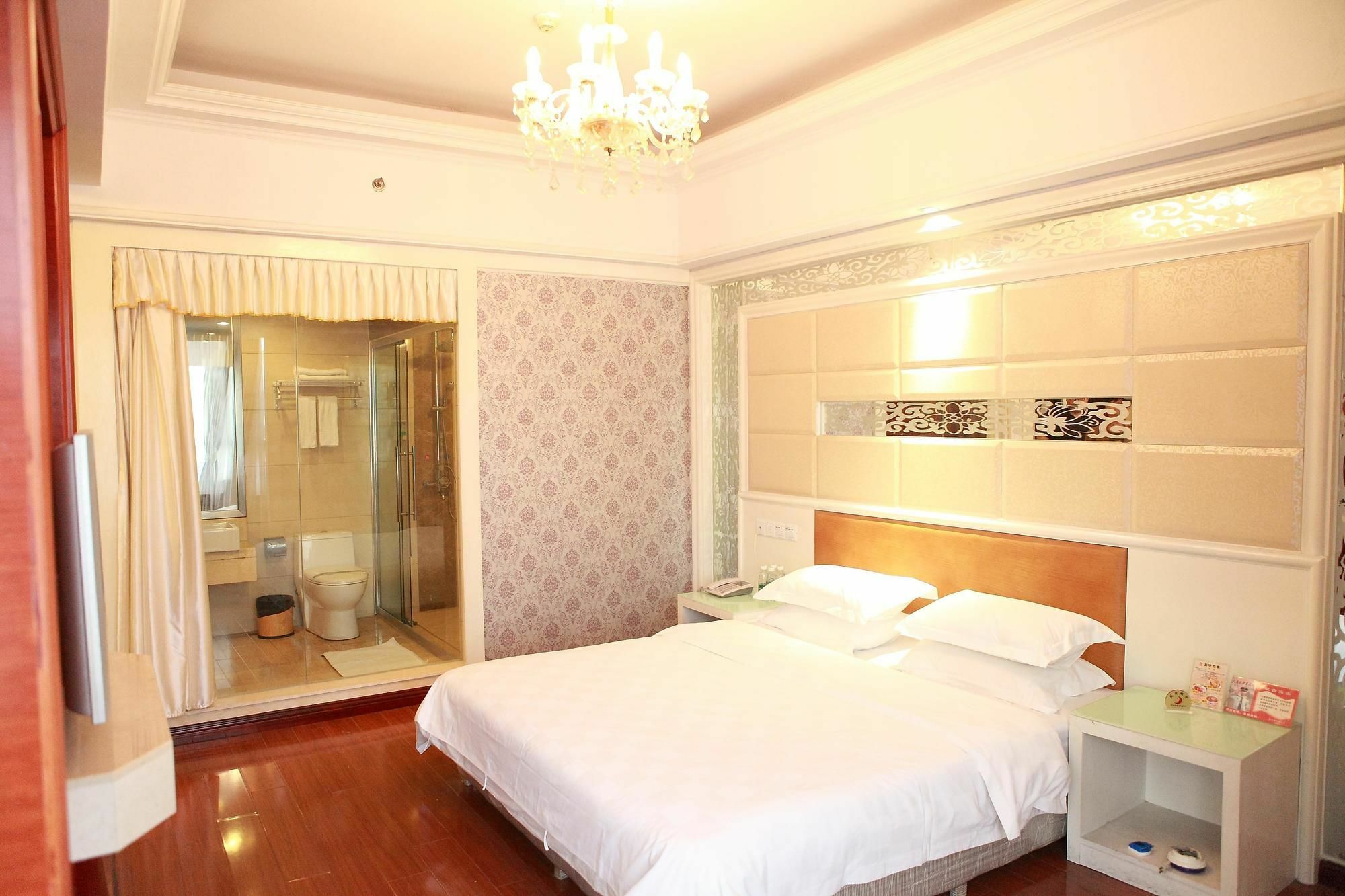 Bluesky Hotel Guangzhou Bagian luar foto