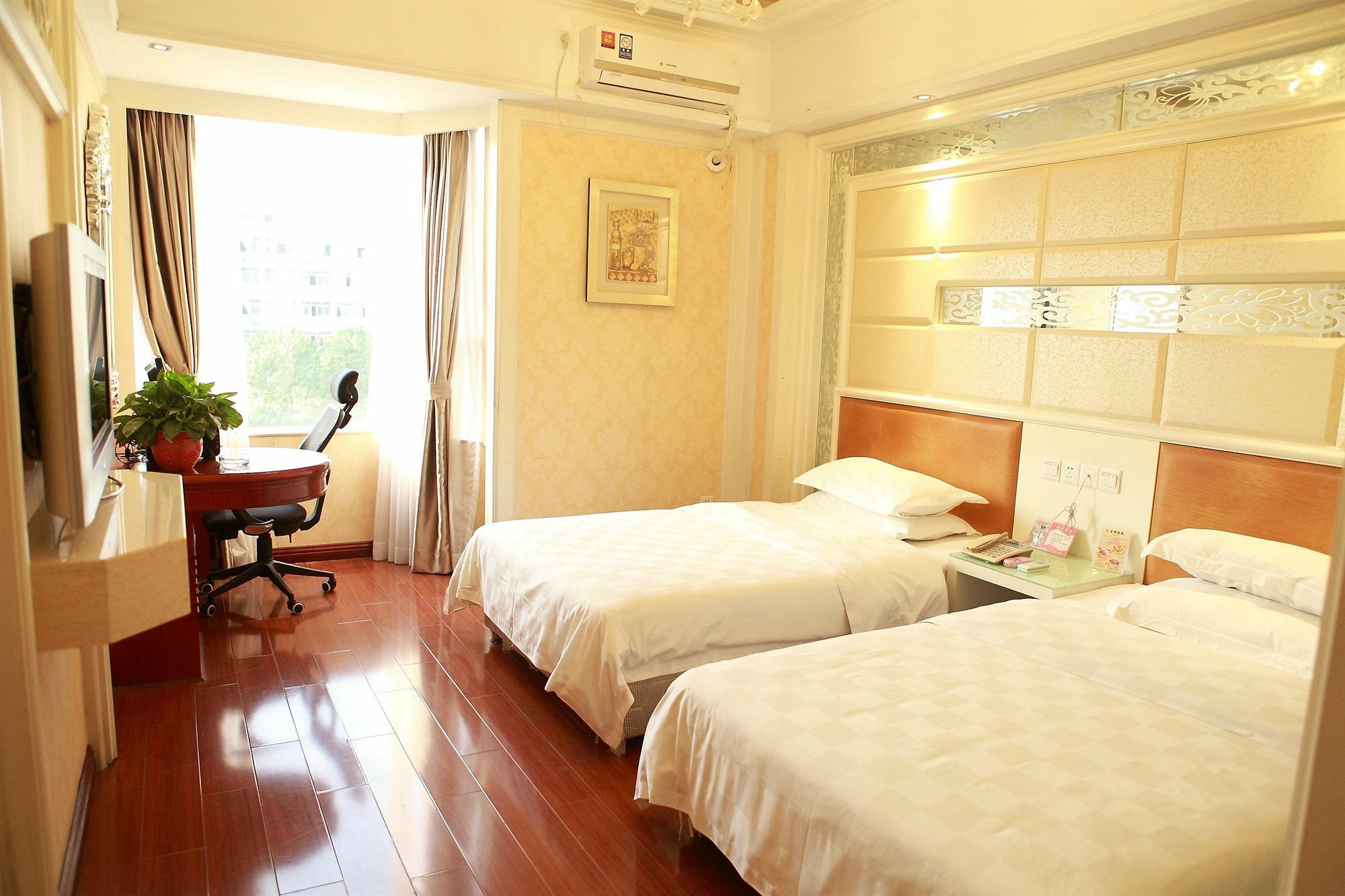 Bluesky Hotel Guangzhou Bagian luar foto