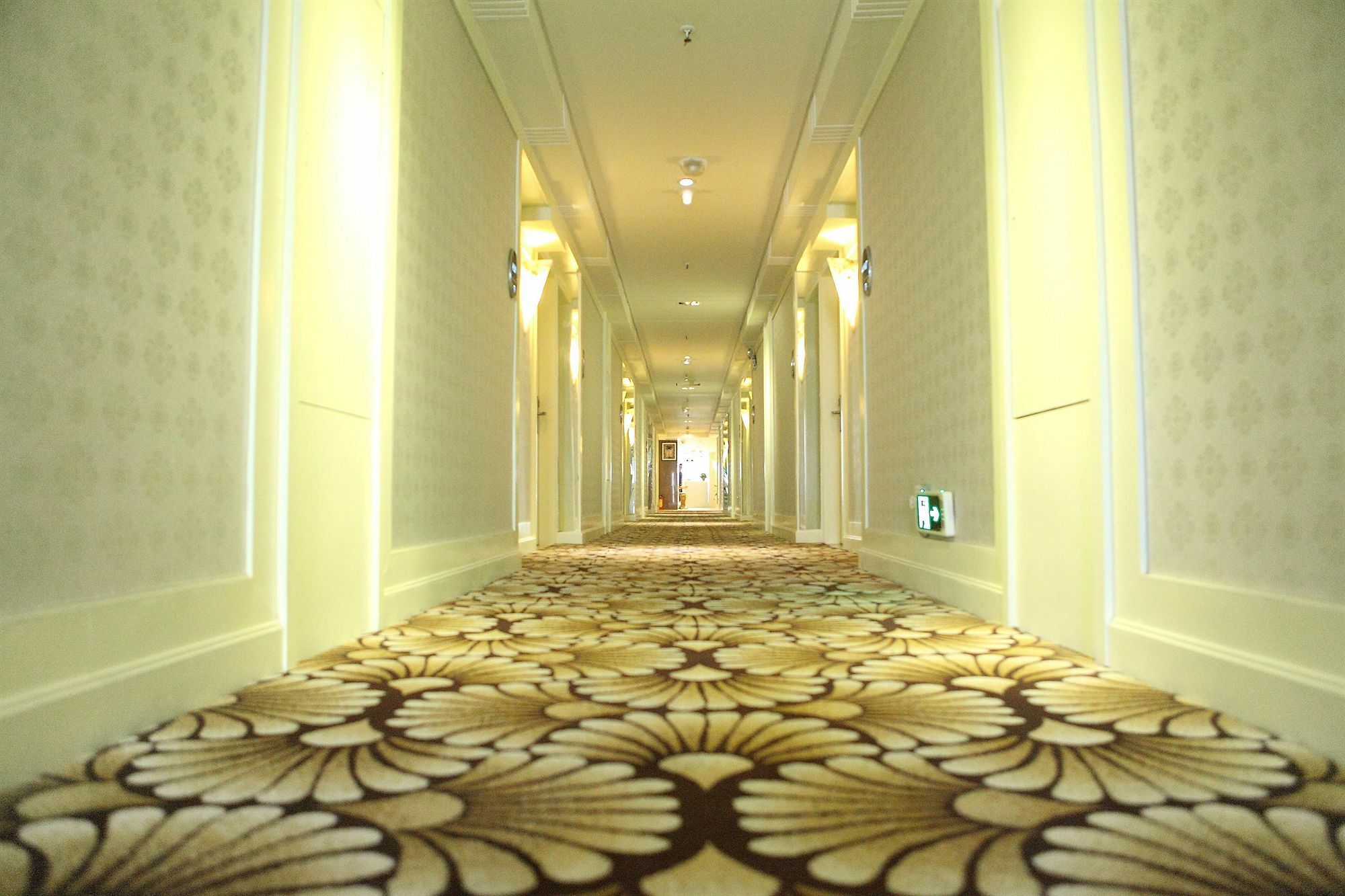 Bluesky Hotel Guangzhou Bagian luar foto