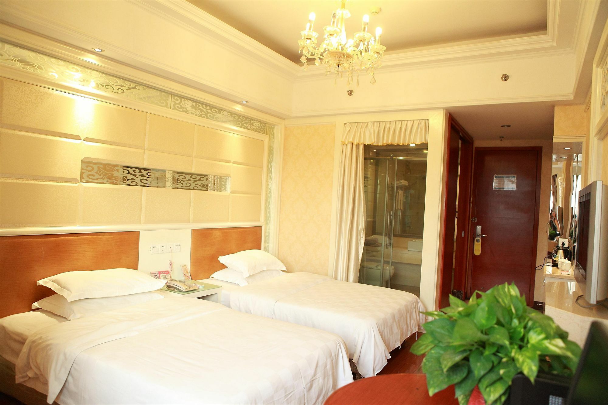 Bluesky Hotel Guangzhou Bagian luar foto