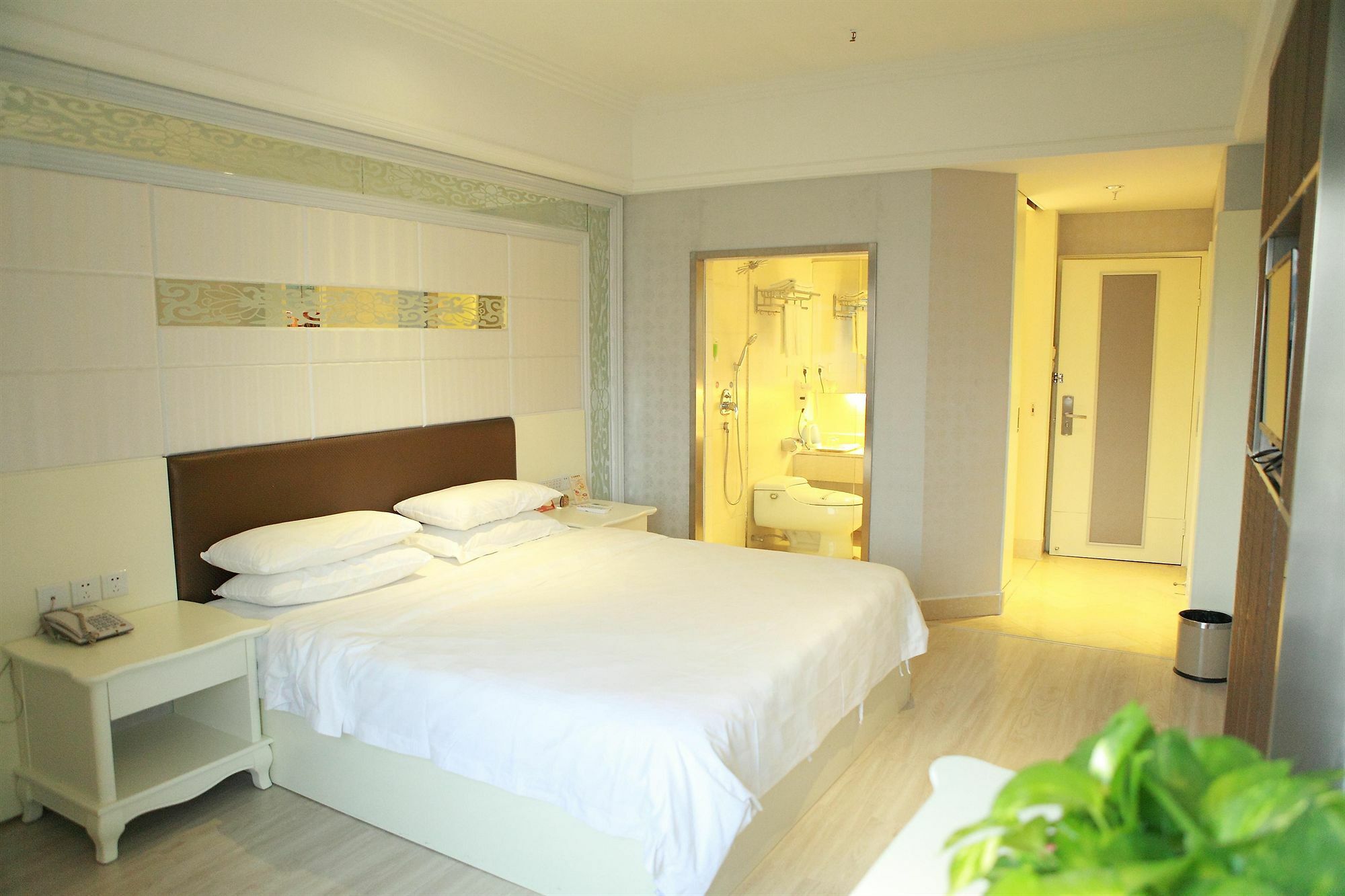 Bluesky Hotel Guangzhou Bagian luar foto